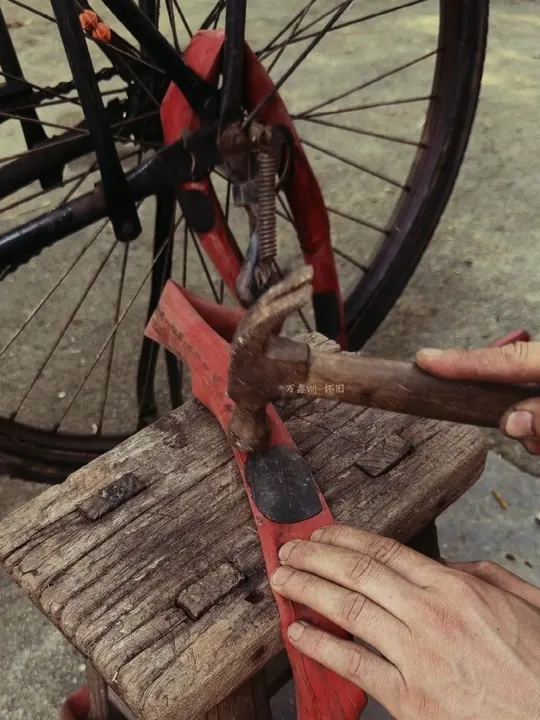 30 years ago, repairing the inner tube of the old bicycle, do you still remember this skill?