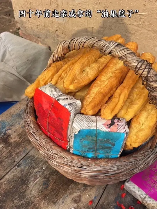 Full of memories, do you still remember what you took in the basket when visiting relatives during the New Year as a child?